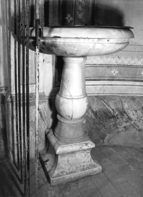 acquasantiera - a fusto - ambito apuoversiliese (sec. XVII)