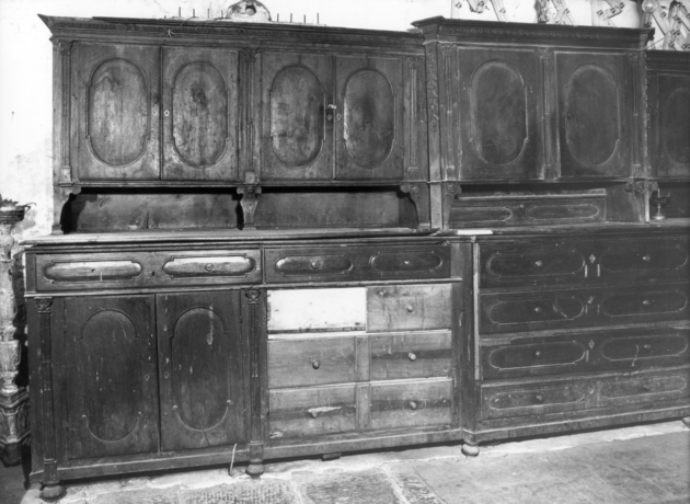 mobile da sacrestia con alzata - ambito garfagnino (inizio sec. XIX)