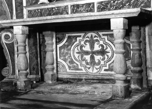 mensa d'altare - ambito apuoversiliese (sec. XVIII)