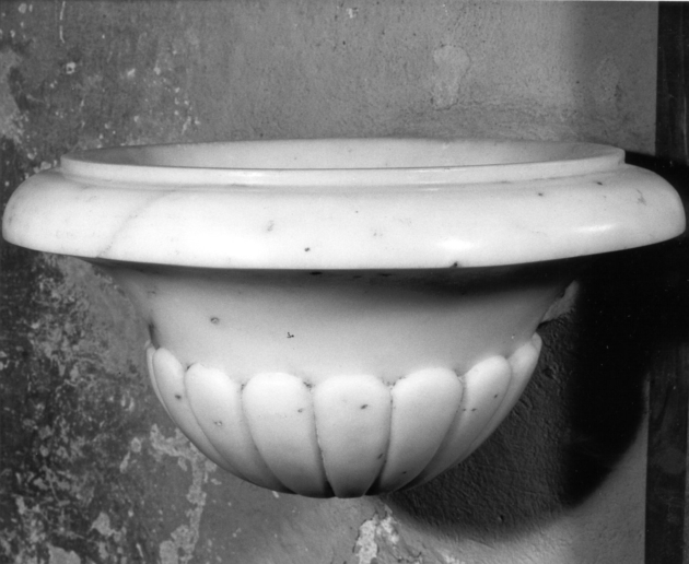 acquasantiera da parete - ambito apuoversiliese (sec. XIX)