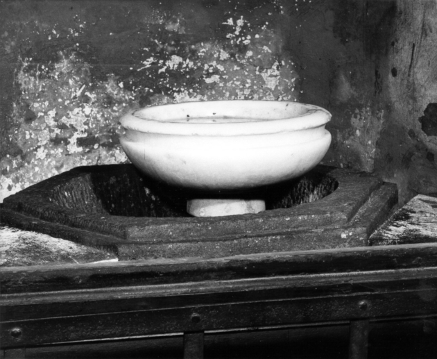 fonte battesimale - a vasca - ambito apuoversiliese (sec. XVI)