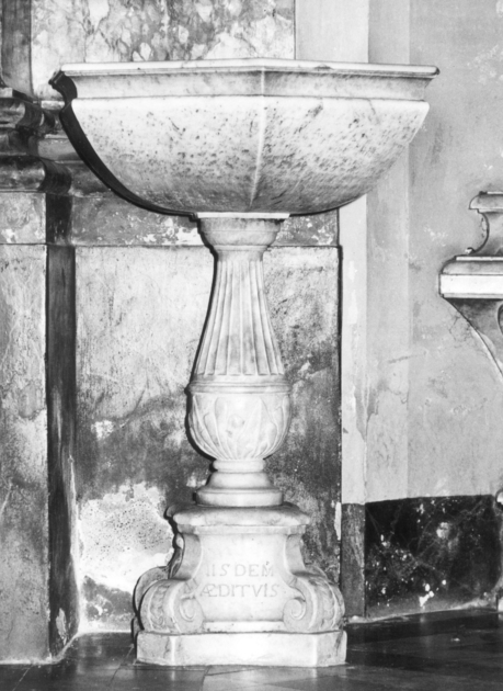 acquasantiera - a fusto - ambito apuoversiliese (sec. XVI)