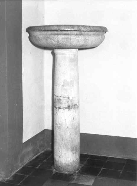 acquasantiera - a fusto - ambito apuoversiliese (secc. XV/ XVI)