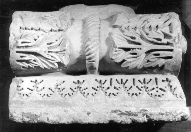 capitello, elemento d'insieme - ambito lucchese (sec. XII)