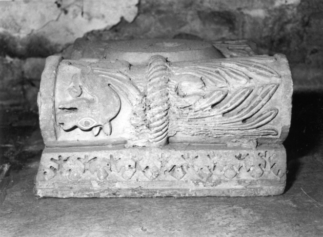 capitello, elemento d'insieme - ambito lucchese (sec. XII)