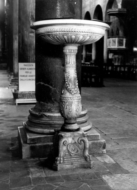 acquasantiera - a fusto di Civitali Nicolao (bottega) (primo quarto sec. XVI)