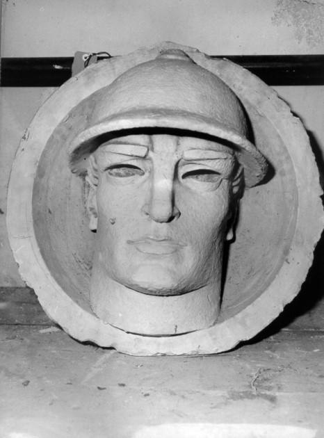 volto di soldato (medaglione, opera isolata) di Angeloni Alfredo (sec. XX)
