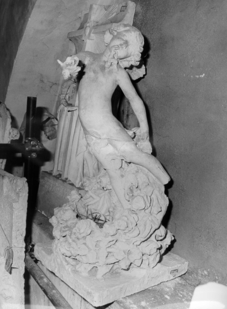 angelo con fiori (statua, opera isolata) di Angeloni Alfredo (sec. XX)