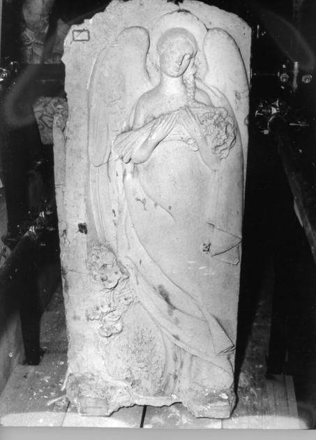 angelo con fiori (rilievo, opera isolata) di Angeloni Alfredo (sec. XX)