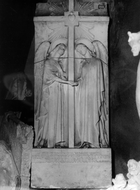 angeli adoranti la croce (rilievo, opera isolata) di Angeloni Alfredo (sec. XX)