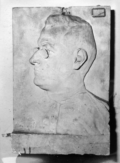 figura maschile (rilievo, serie) di Angeloni Alfredo (sec. XX)