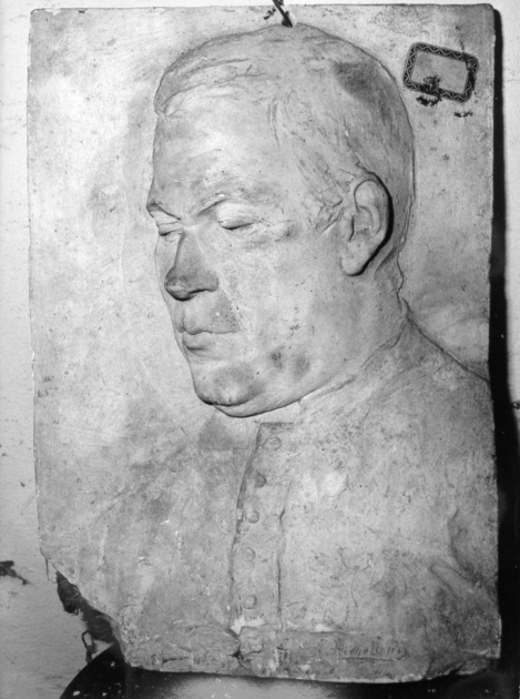 ritratto d'uomo (rilievo, opera isolata) di Angeloni Alfredo (sec. XX)