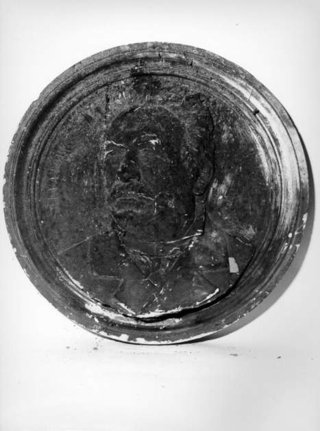 figura maschile (medaglione, opera isolata) - bottega lucchese (secc. XIX/ XX)