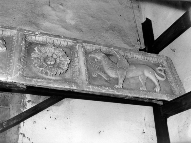 leone e grifo (rilievo, opera isolata) - bottega lucchese (secc. XIX/ XX)