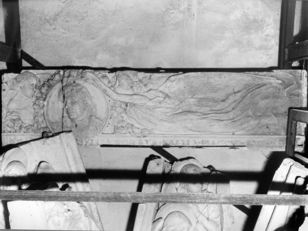 figura femmile e angeli (rilievo, opera isolata) - bottega lucchese (secc. XIX/ XX)