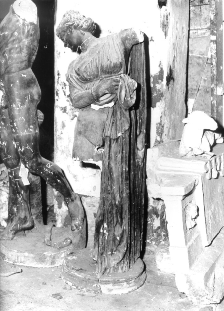 figura femminile (statua, opera isolata) - bottega lucchese (secc. XIX/ XX)