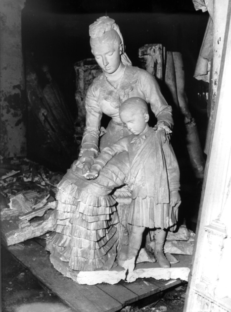 figura femminile con bambino (statua, opera isolata) di Passaglia Augusto (secc. XIX/ XX)