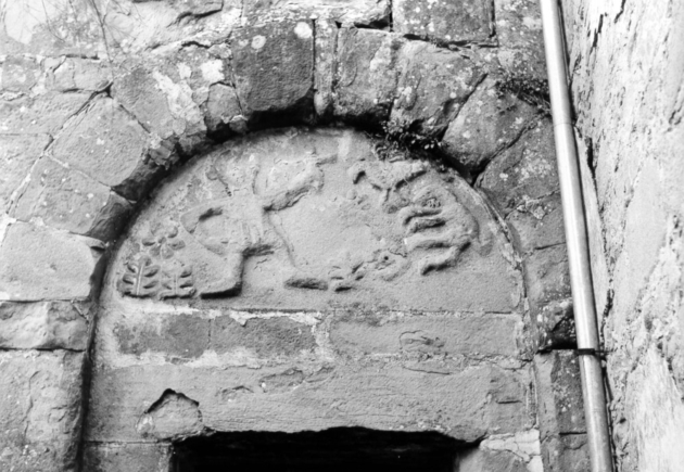 Figura maschile, gallo e agnello (lastra, frammento) - ambito garfagnino (fine/inizio secc. X/ XI)