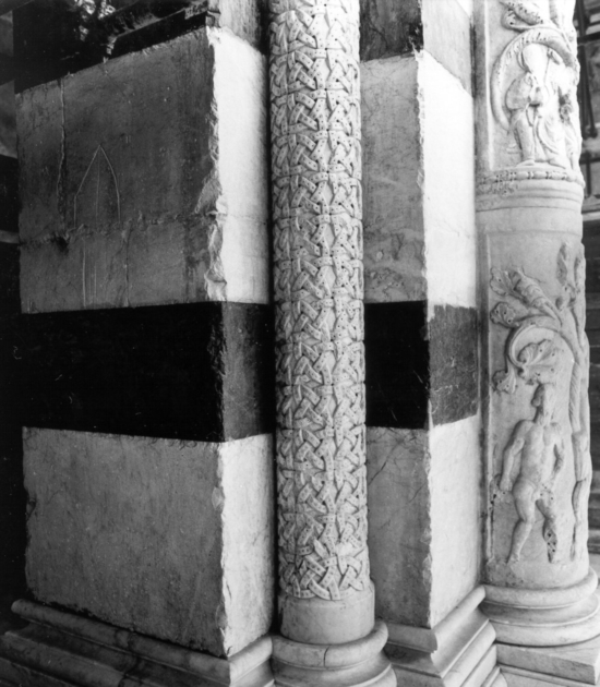 colonna, elemento d'insieme - bottega lucchese (prima metà sec. XII)
