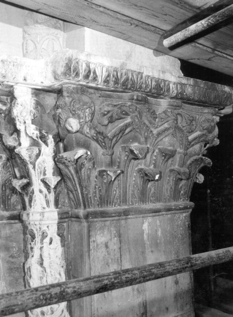 capitello composito, elemento d'insieme - bottega pugliese, bottega bizantina (prima metà sec. XII)