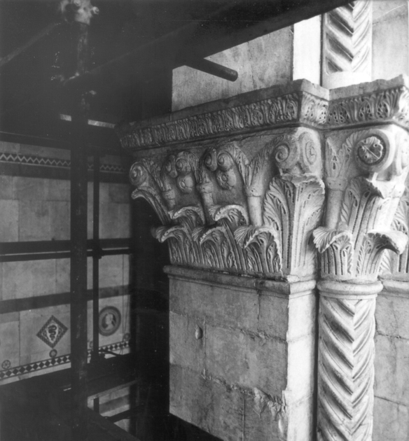 capitello composito, elemento d'insieme - bottega bizantina, bottega pugliese (prima metà sec. XII)