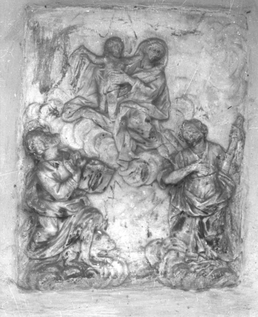 MADONNA CON BAMBINO E DUE DEVOTI INGINOCCHIATI (rilievo) - ambito apuoversiliese (sec. XVIII)