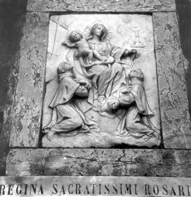 MADONNA DEL ROSARIO CON SAN DOMENICO E SANT'ANTONIO (rilievo) - ambito apuoversiliese (sec. XIX)