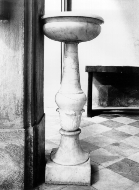 acquasantiera - a fusto - ambito apuoversiliese (sec. XVII)