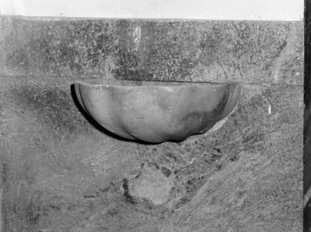 acquasantiera da parete - ambito apuoversiliese (prima metà sec. XVIII)