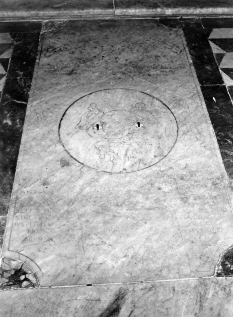 lapide tombale - ambito apuoversiliese (sec. XVII)