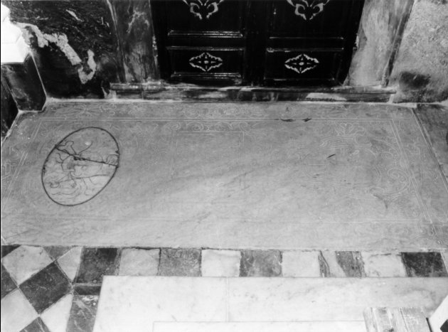 lapide tombale - ambito apuoversiliese (prima metà sec. XVII)