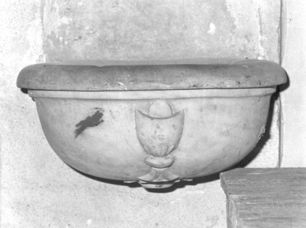 acquasantiera da parete - ambito apuoversiliese (prima metà sec. XVII)
