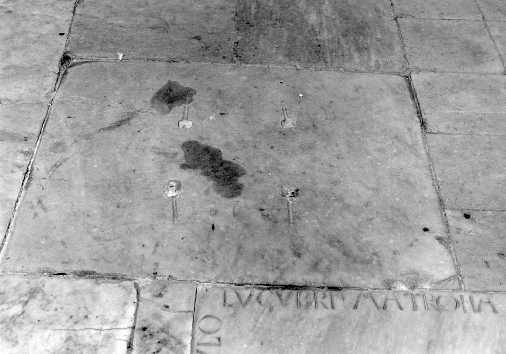 lapide tombale - ambito toscano (sec. XVI)