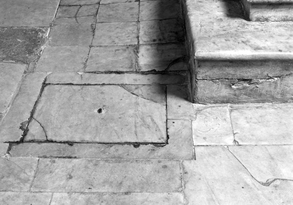 lapide tombale - ambito toscano (sec. XVI)