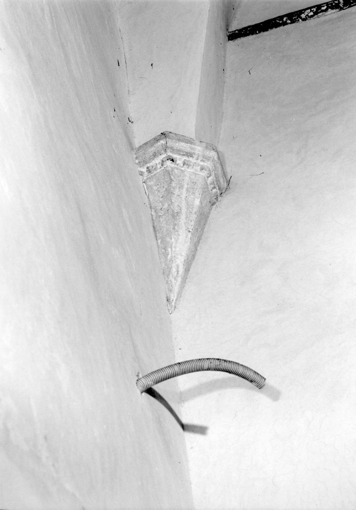 mensola architettonica, serie - bottega toscana (sec. XIV)