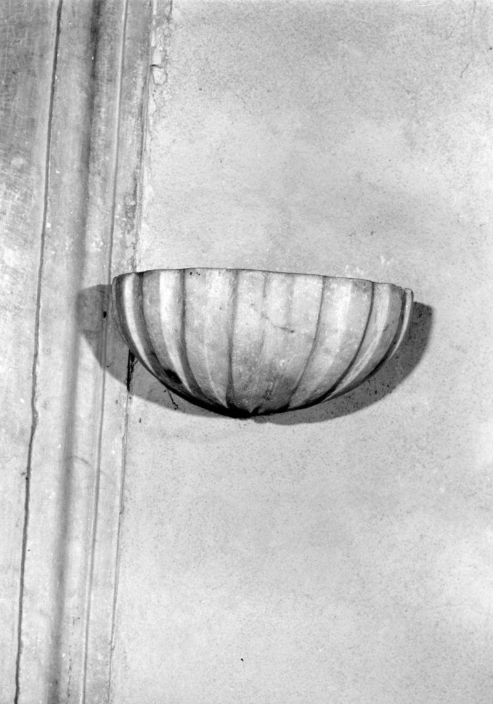 acquasantiera da parete - bottega toscana (sec. XVI)