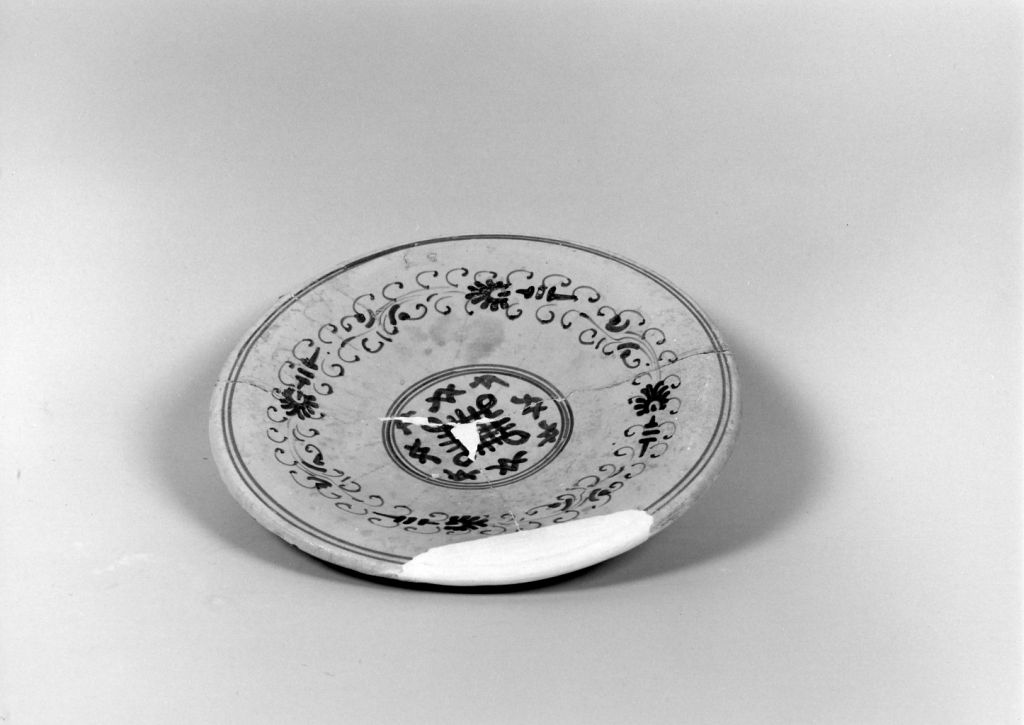 Decoro alla porcellana e intrecci (piatto, frammento) - manifattura fiorentina (primo quarto sec. XVI)