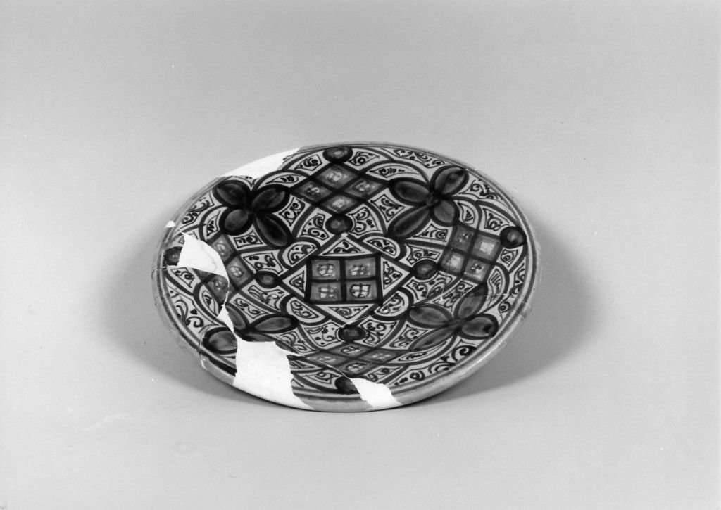 losanghe e fiori (piatto, frammento) - manifattura fiorentina (ultimo quarto sec. XVI)