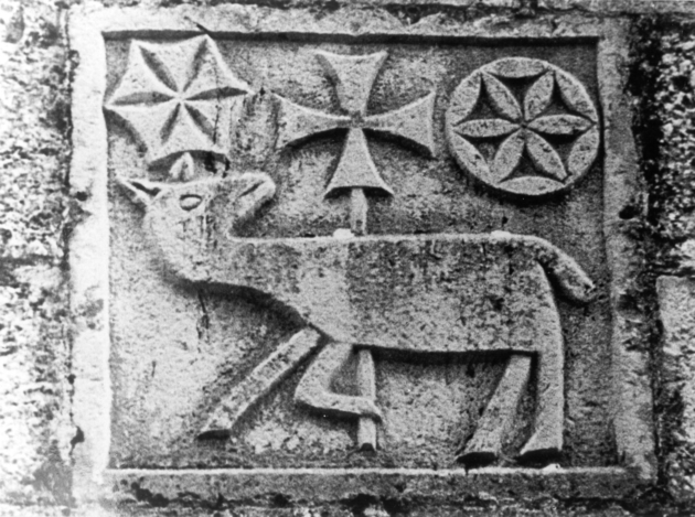 croce con agnello come simbolo di Cristo (rilievo) - ambito garfagnino (sec. XV)
