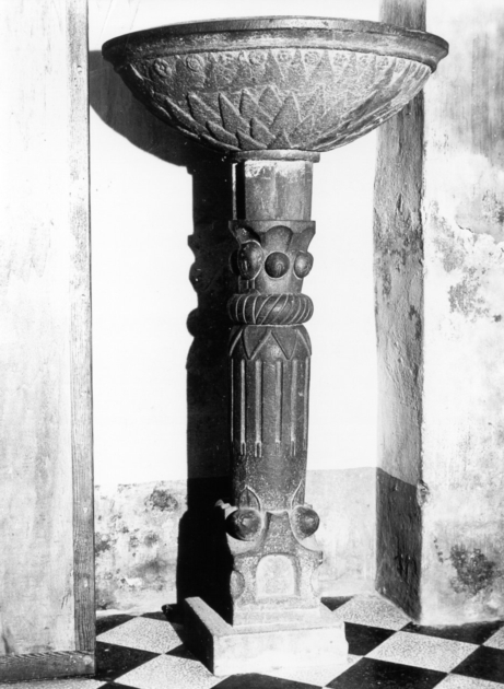 acquasantiera - a fusto - ambito garfagnino (sec. XVI)