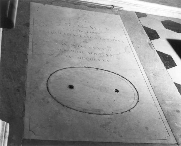 lapide tombale - ambito apuoversiliese (sec. XVIII)