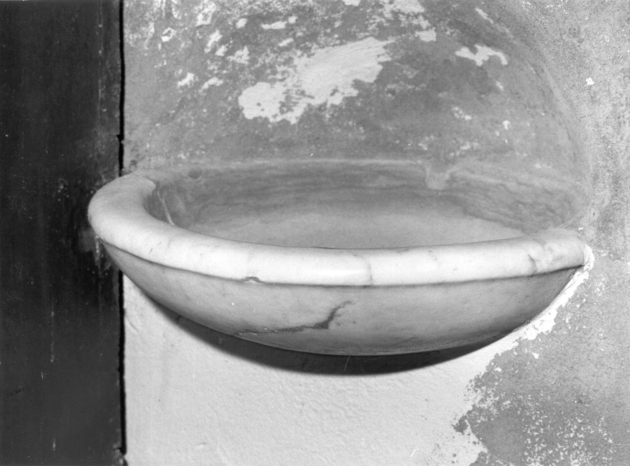 acquasantiera da parete - ambito apuoversiliese (secc. XVII/ XVIII)