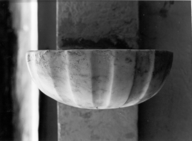 acquasantiera da parete, serie - ambito apuoversiliese (sec. XVIII)