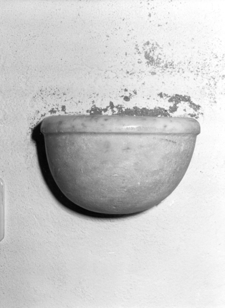 acquasantiera da parete - ambito apuoversiliese (sec. XVII)