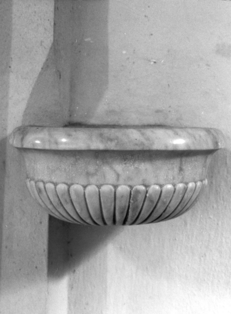 acquasantiera da parete - ambito apuoversiliese (sec. XVIII)