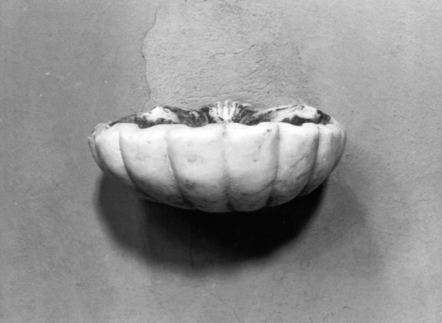 acquasantiera da parete - ambito apuoversiliese (sec. XVIII)