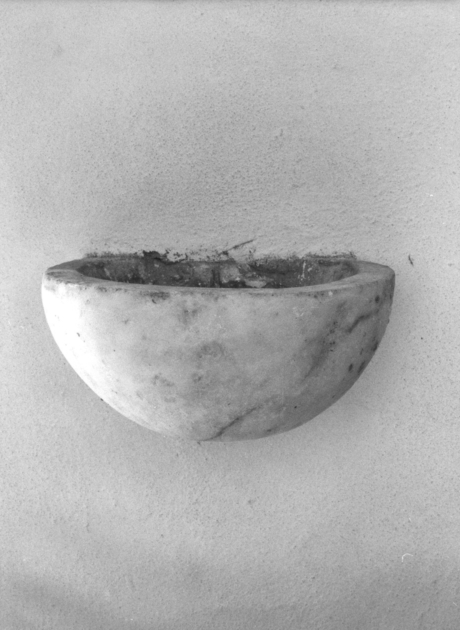 acquasantiera da parete - ambito apuoversiliese (sec. XVIII)