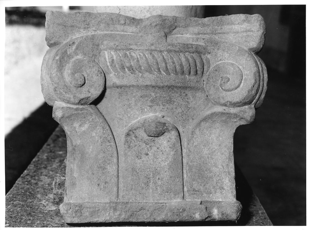 capitello - bottega toscana (prima metà sec. XV)