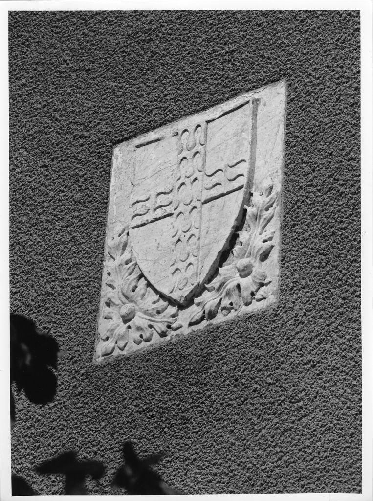 stemma gentilizio (lapide) - bottega lucchese (prima metà sec. XIV)