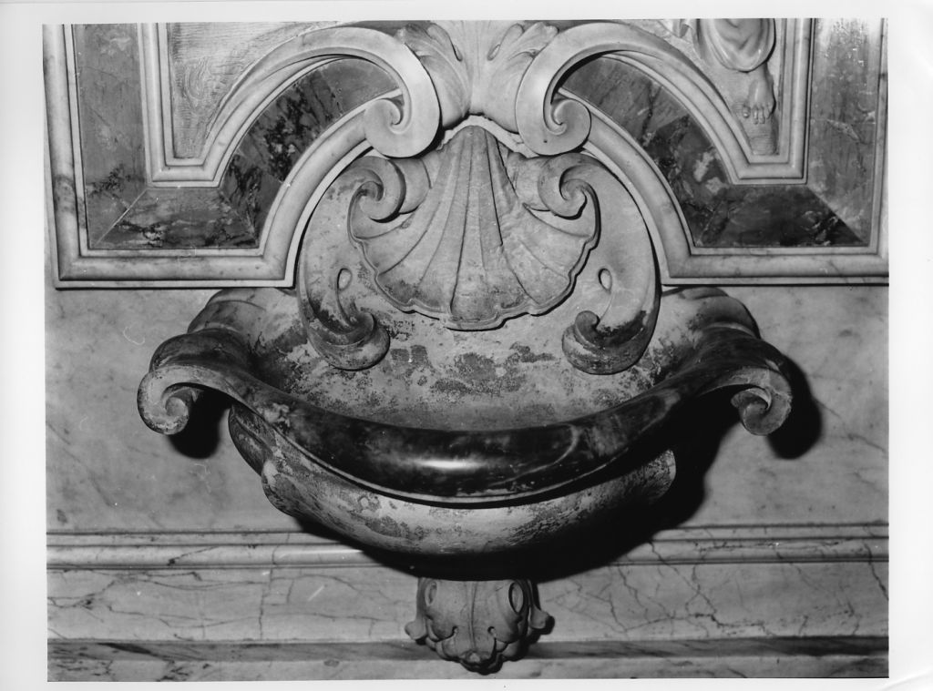 acquasantiera da parete, serie - bottega apuana (prima metà sec. XVIII)